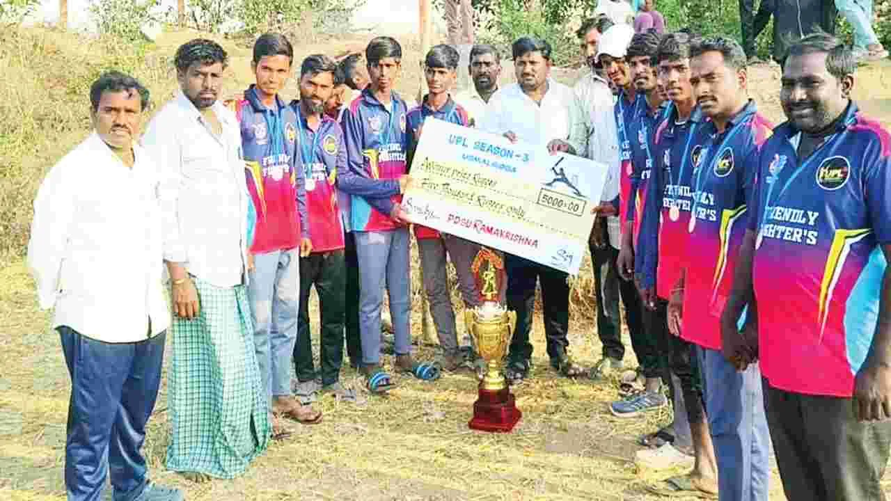క్రీడా విజేతలకు ట్రోఫీ, నగదు అందజేత