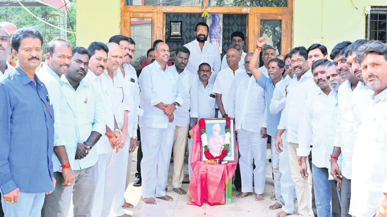 వివేకానంద స్ఫూర్తితో యువత ముందుకెళ్లాలి