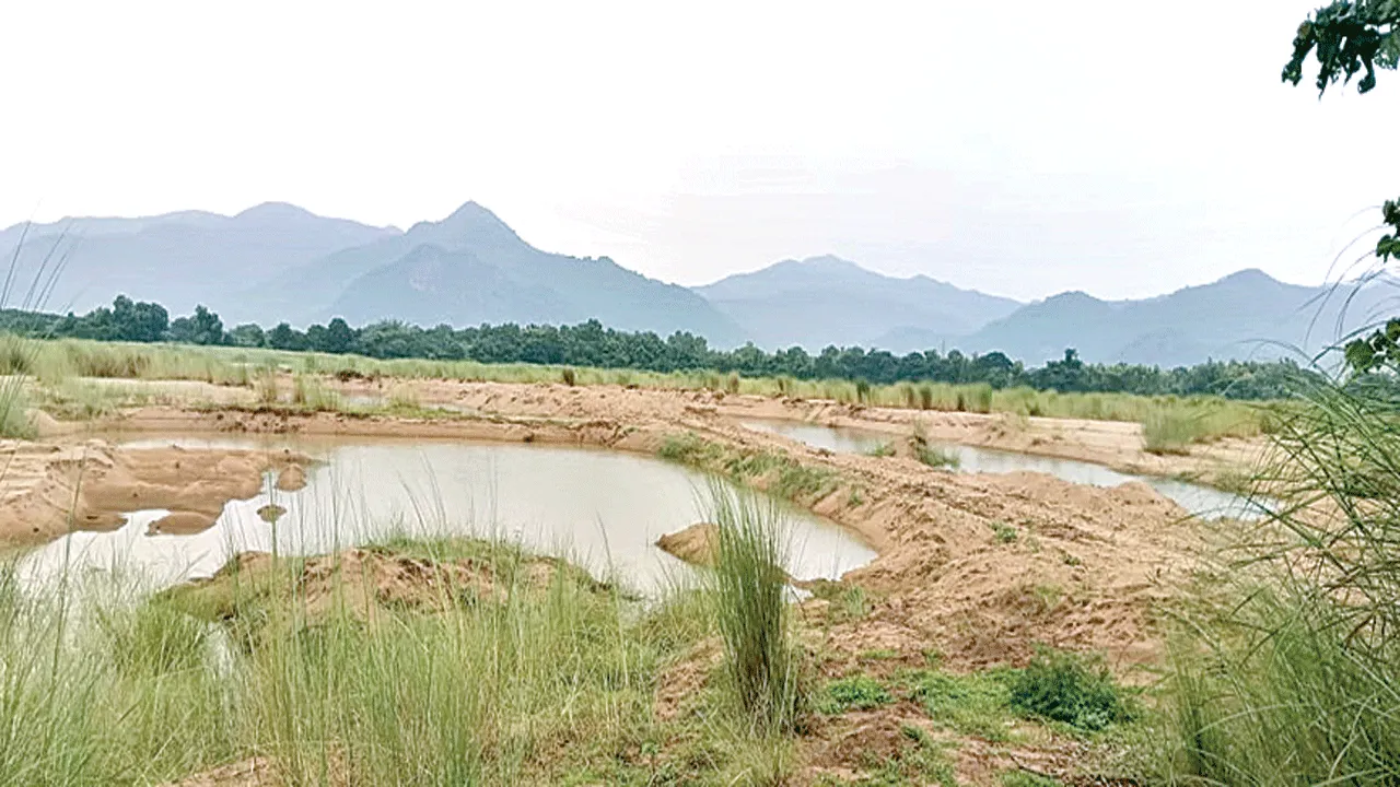 river నదిని తోడుస్తున్నారు