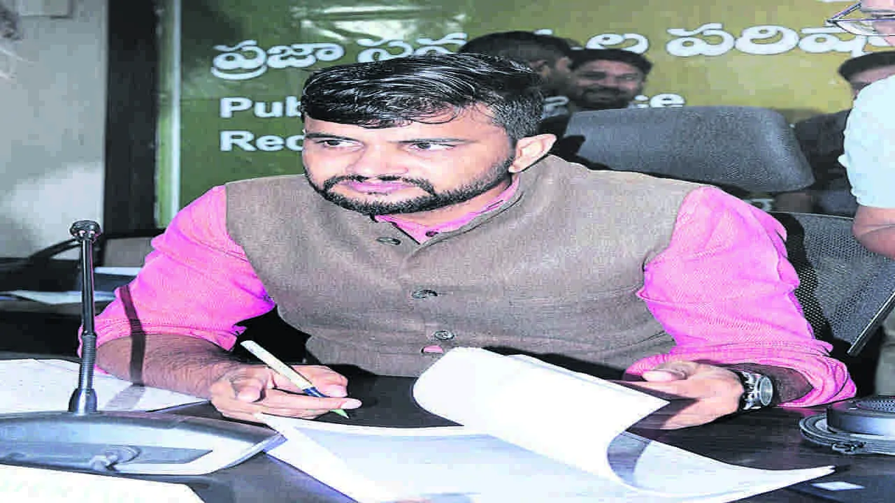 Incharge Collector పకడ్బందీగా పింఛన్ల పంపిణీ