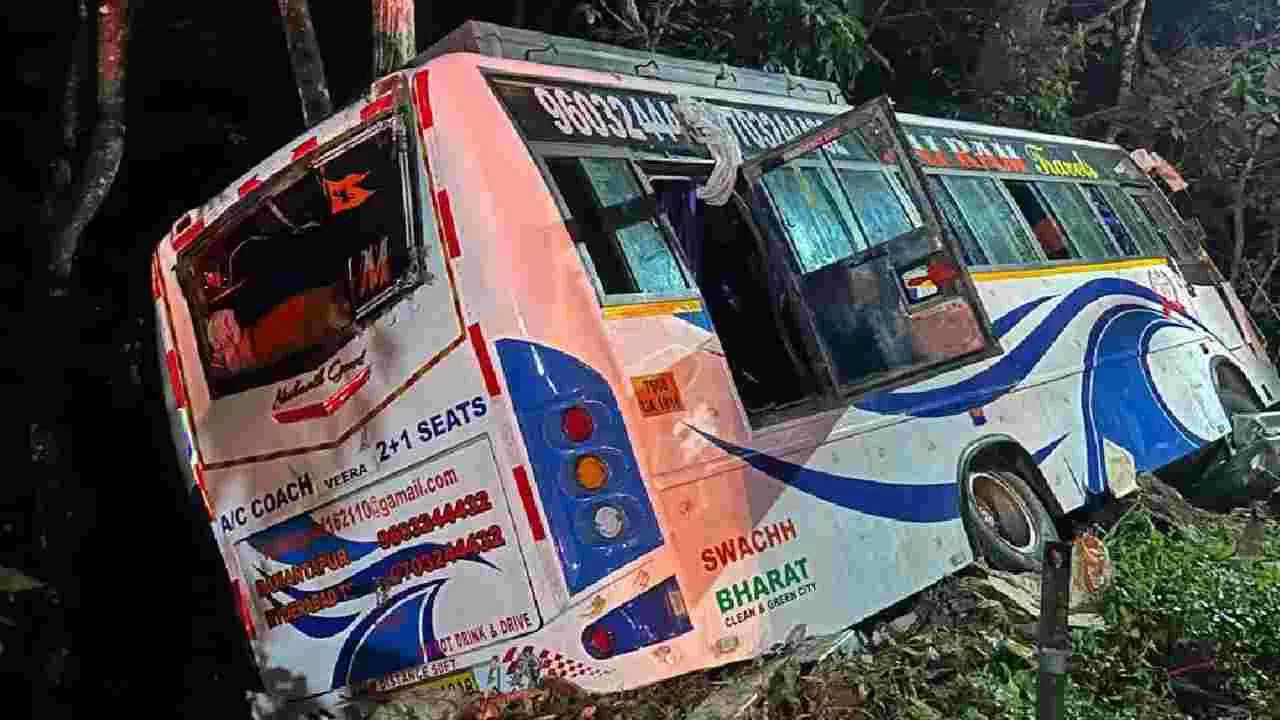 Bus Accident: కేరళలో అయ్యప్ప స్వాముల బస్సు బోల్తా