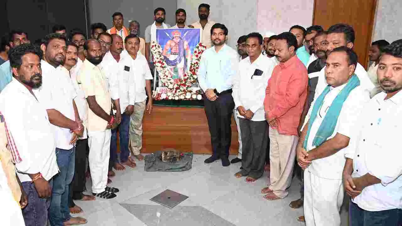 Kumaram Bheem Asifabad: మహనీయుల చరిత్రను భావితరాలకు అందించాలి: కలెక్టర్‌