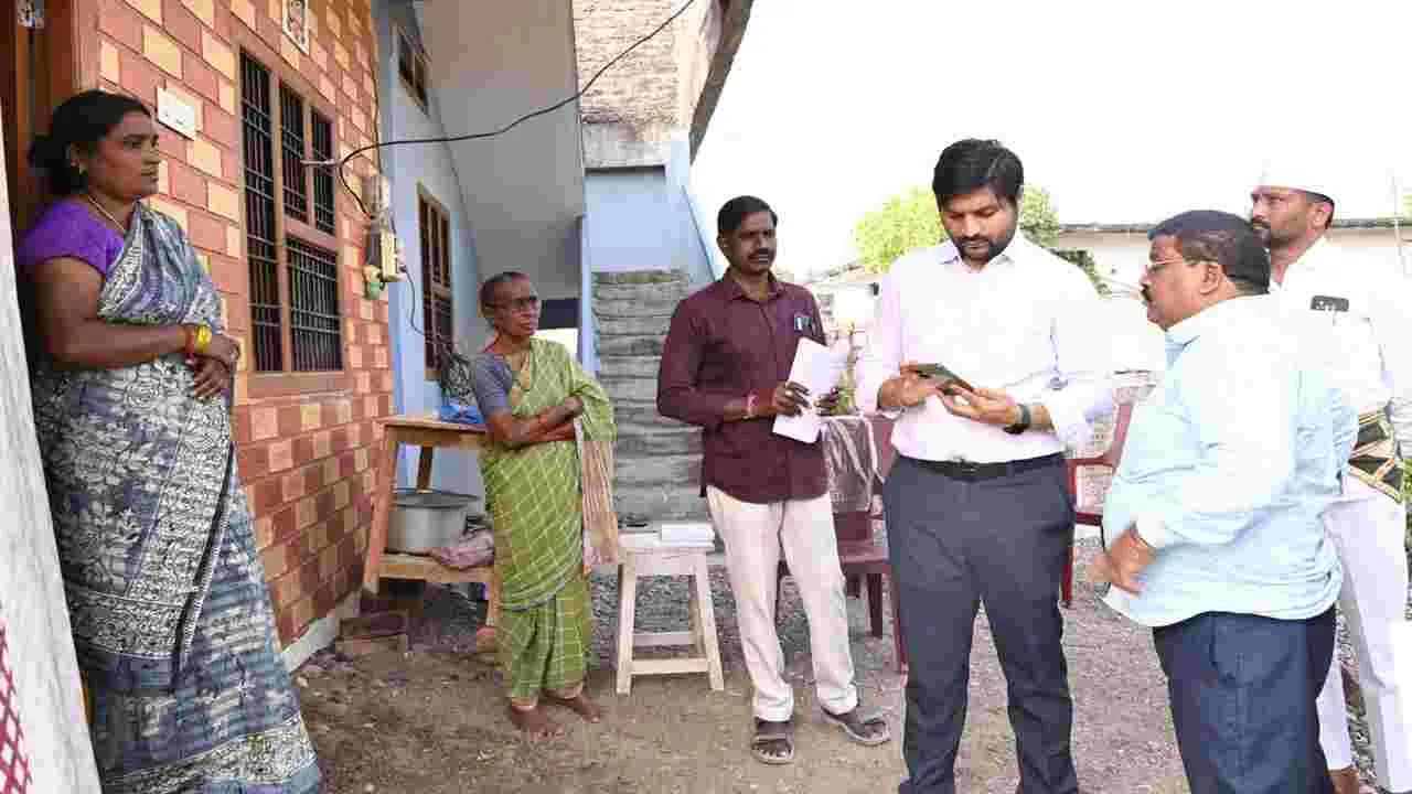 Kumaram Bheem Asifabad: ప్రభుత్వ పథకాల సర్వేను పకడ్బందీగా నిర్వహించాలి: కలెక్టర్