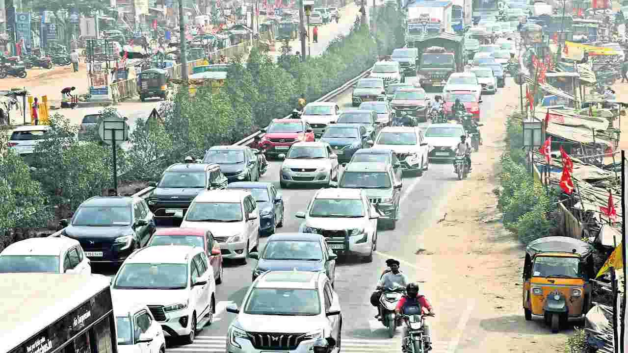 పల్లె వదిలి.. పట్నం వైపు