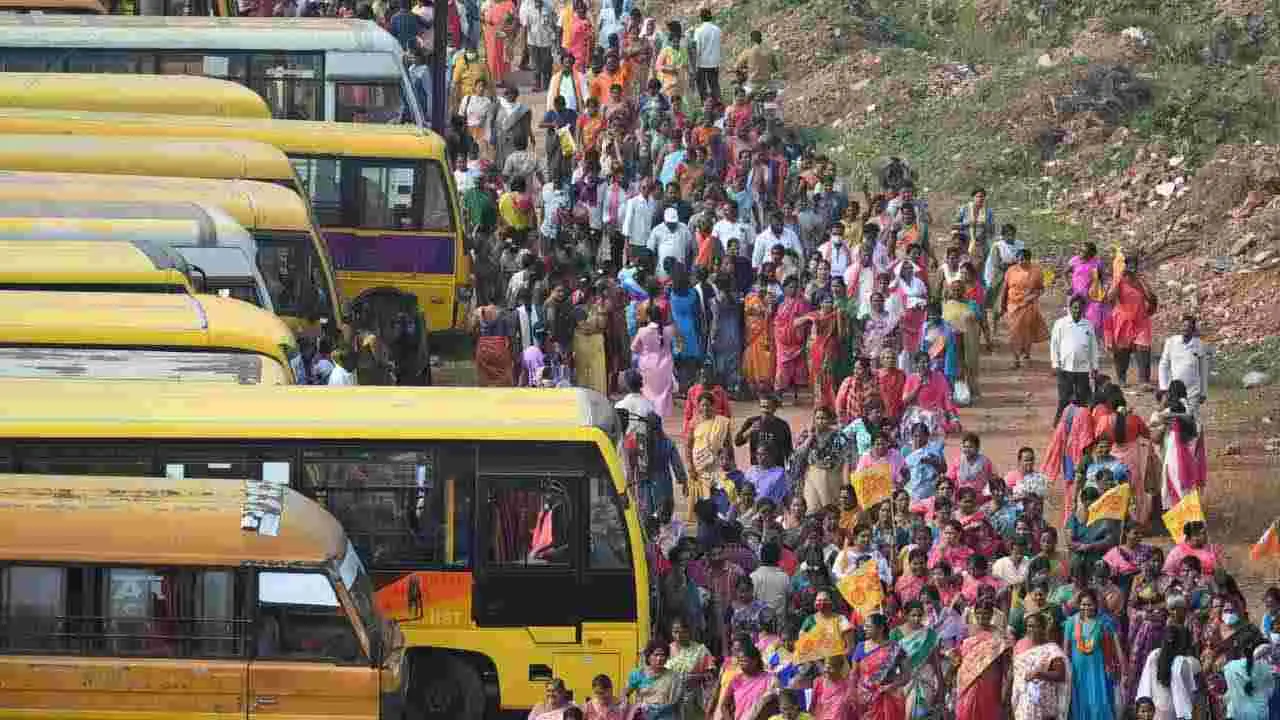 ప్రధాని మోదీ పర్యటన.. జనసంద్రంగా మారిన విశాఖ నగరం..
