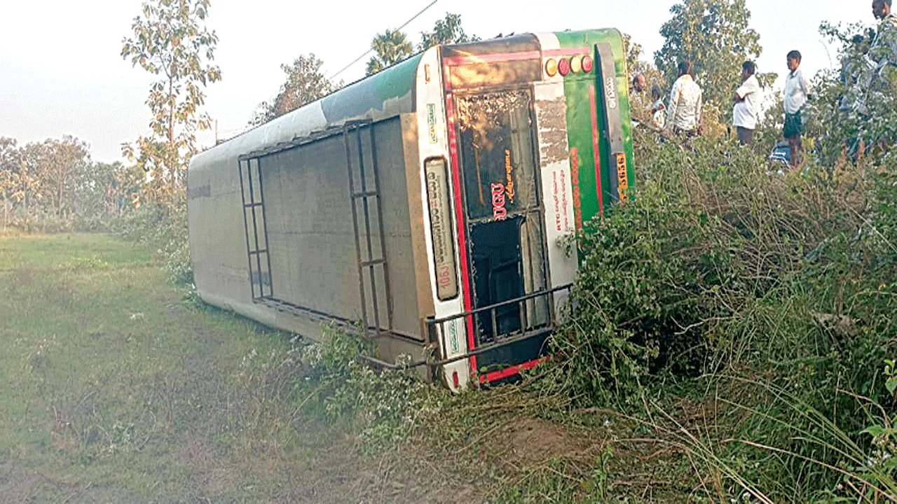  బస్సు బోల్తా.. ఆరుగురికి స్వల్ప గాయాలు