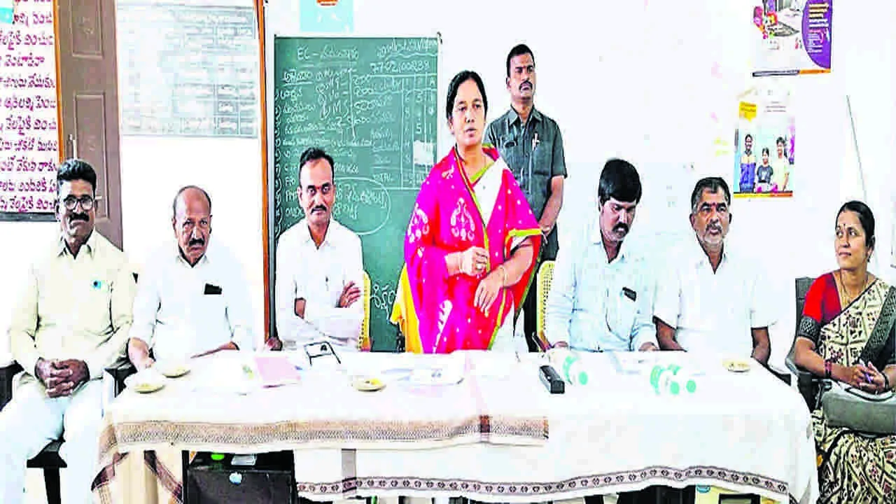 MLA SUNITHA: రుణాలు చెల్లించండి