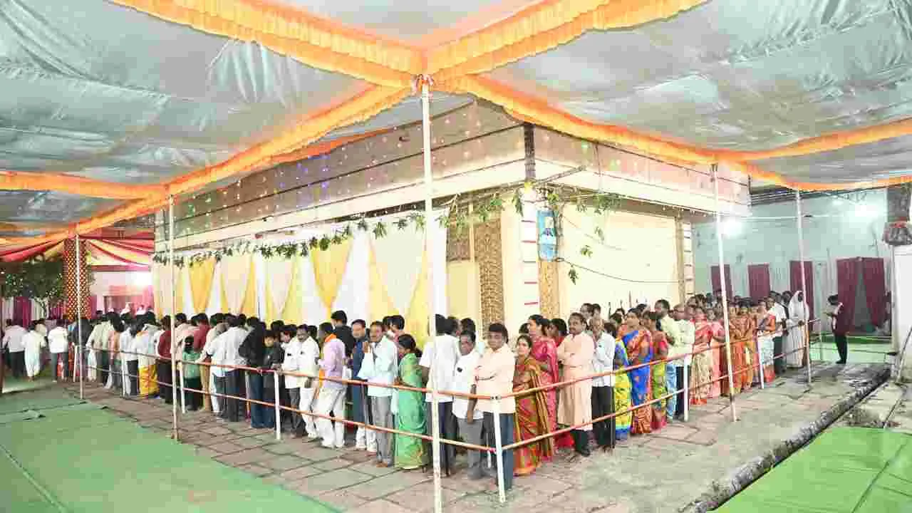 అదిలాబాద్‍లో భక్తులతో కిటకిటలాడుతున్నా వెంకటేశ్వరస్వామి ఆలయాలు