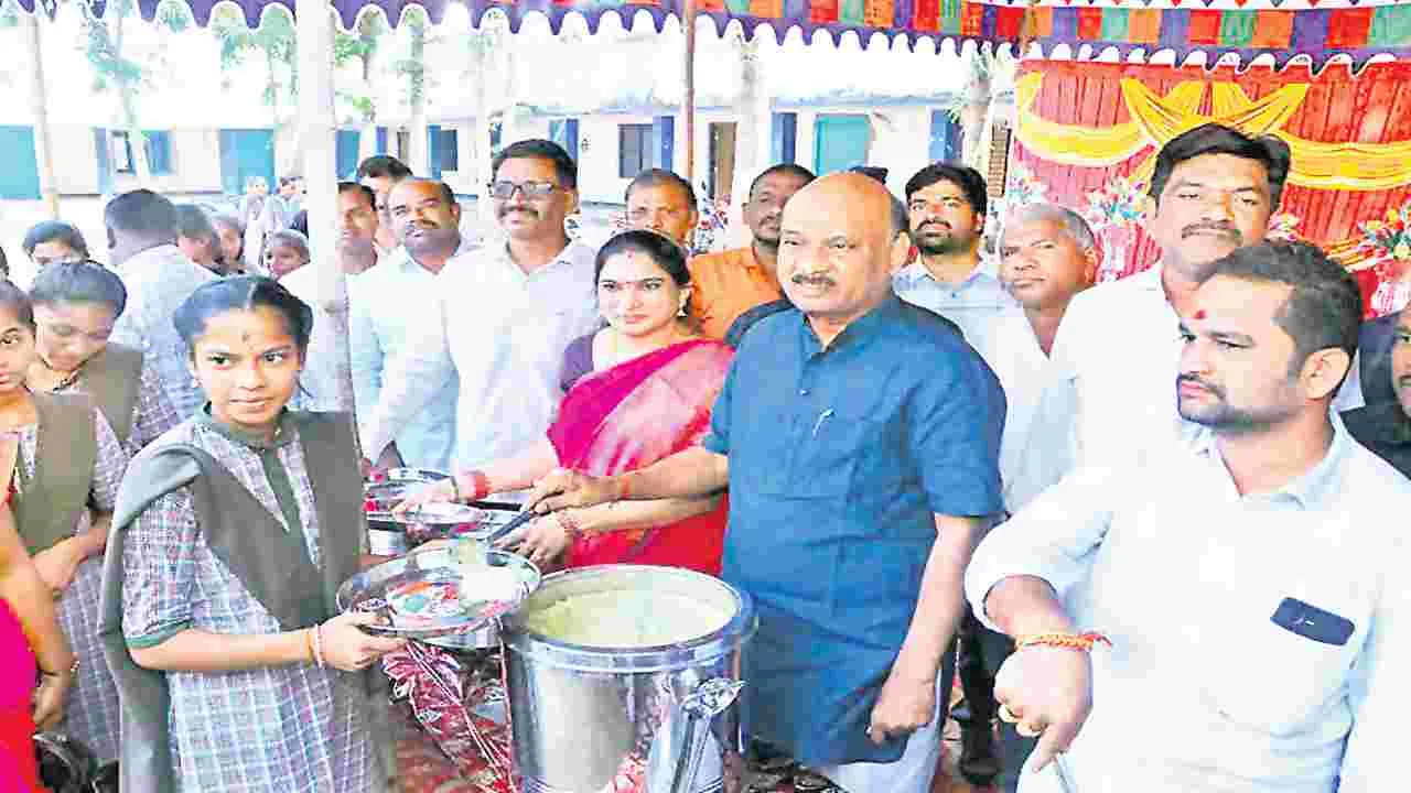 ప్రభుత్వ జూనియర్ కళాశాలల్లో సందడి