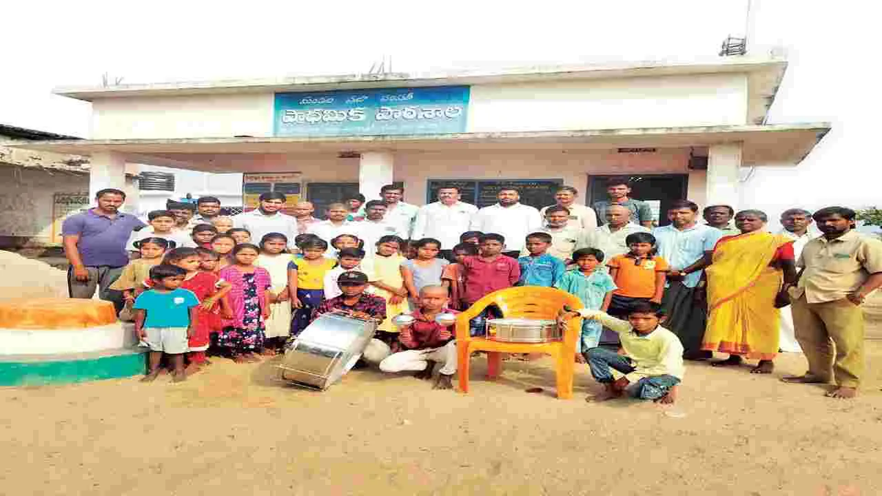 ప్రాథమిక పాఠశాలకు డ్రమ్స్‌ వితరణ