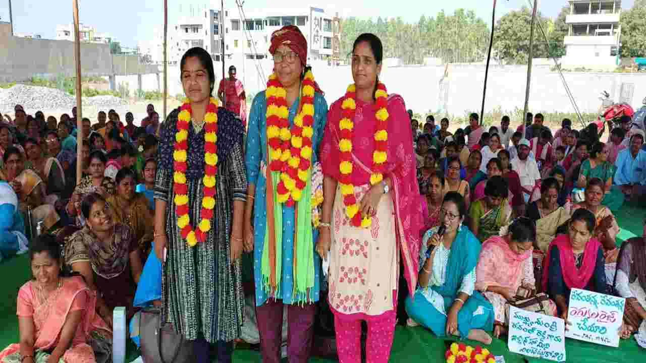 ఎస్‌ఎస్‌ఏ ఉద్యోగుల నిరసన