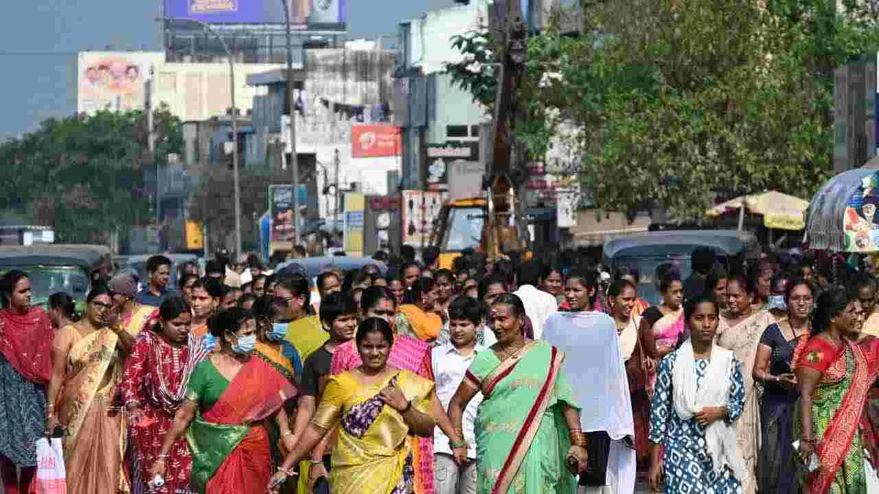 ప్రధాని మోదీ పర్యటన.. జనసంద్రంగా మారిన విశాఖ నగరం..