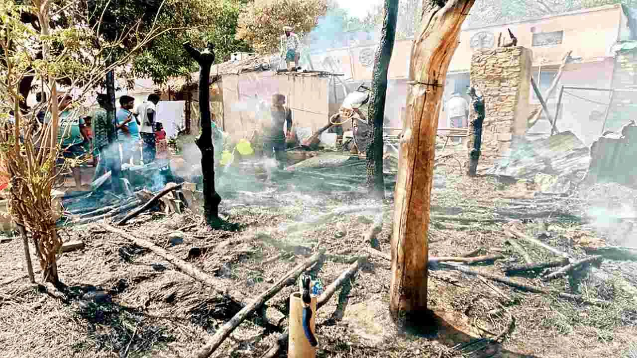 అగ్ని ప్రమాదంలో మూడు గుడిసెలు దగ్ధం