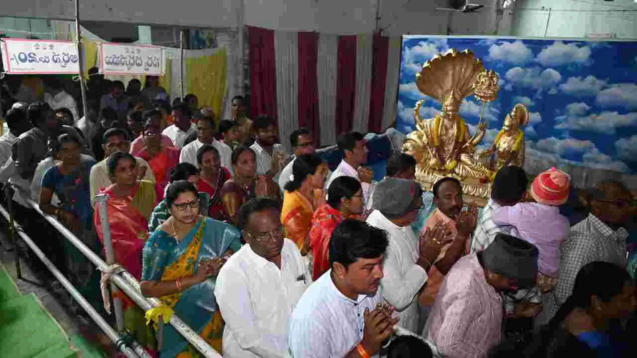 అదిలాబాద్‍లో భక్తులతో కిటకిటలాడుతున్నా వెంకటేశ్వరస్వామి ఆలయాలు