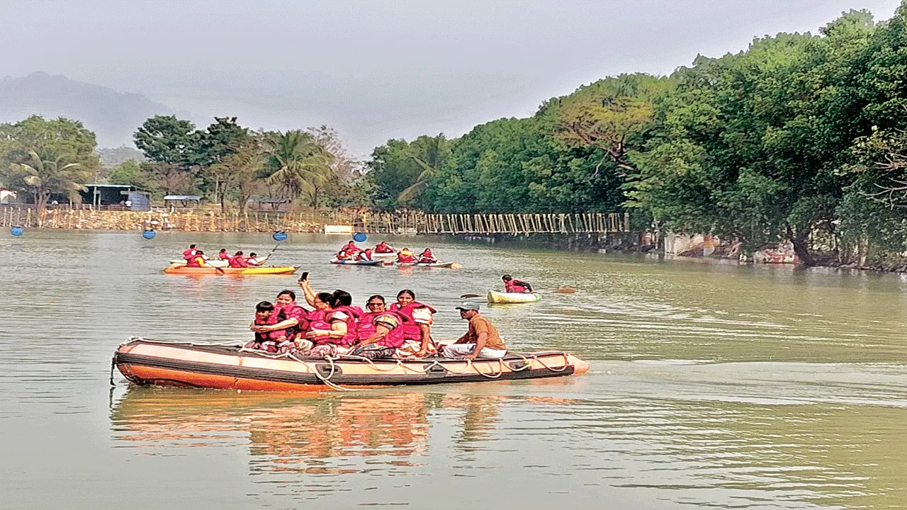   సీతంపేటలో పర్యాటకుల సందడి