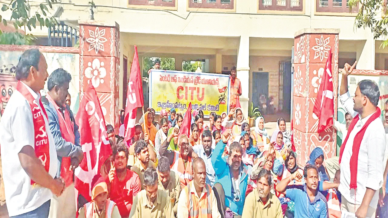 సమస్యలు పరిష్కరించాలి : మున్సిపల్ కార్మికులు
