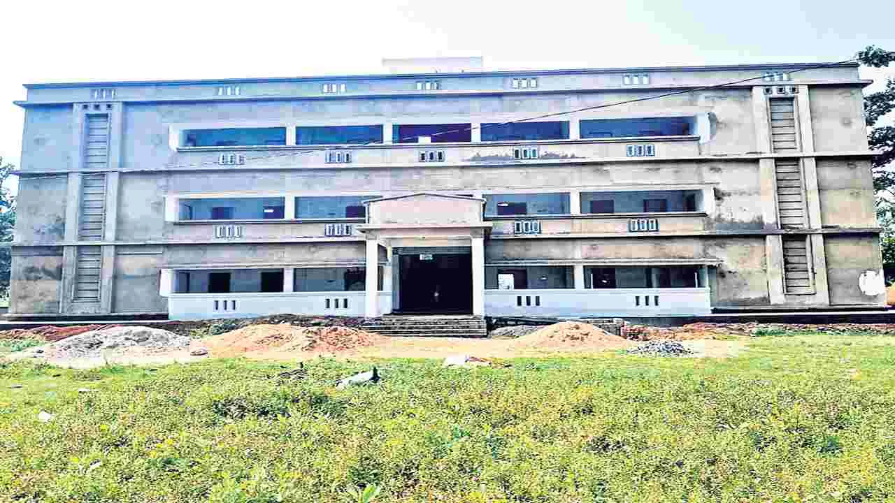 ఎట్టకేలకు ఆశ్రమ భవనాల పనులకు కదలిక