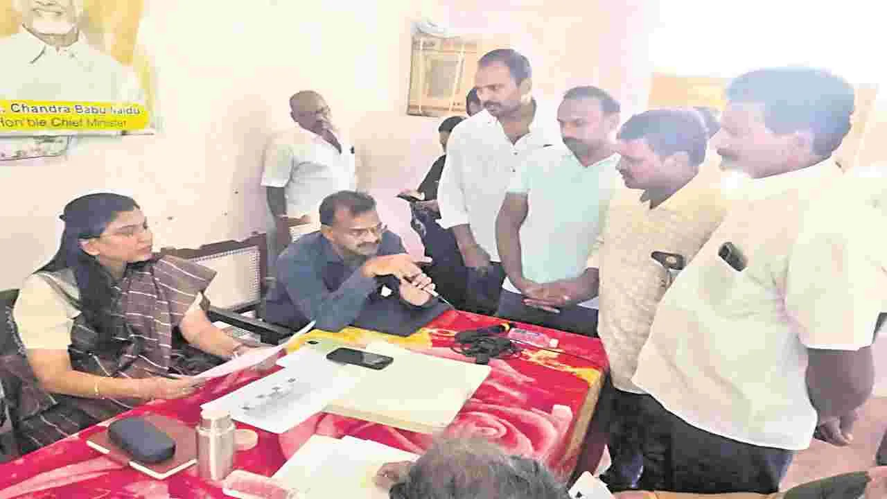 ప్రజల చెంతకు కలెక్టర్