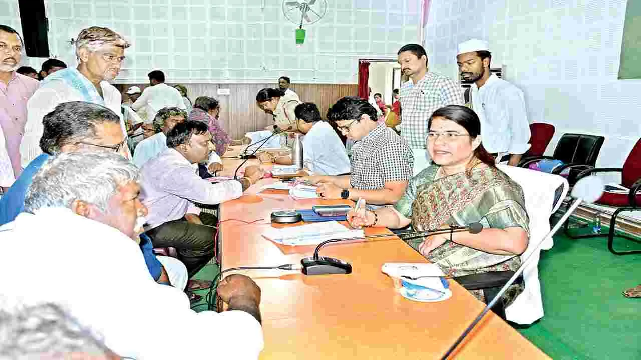 ఫిర్యాదుల పరిష్కారంపై శ్రద్ధ పెట్టండి: కలెక్టర్