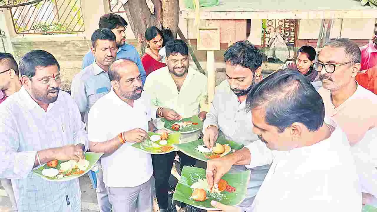 రోడ్డుపక్కన మంత్రి సత్యకుమార్ టిఫిన్