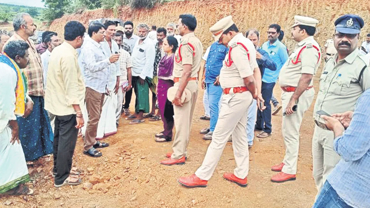 కోర్సుకొండ నుంచి గ్రావెల్‌ను తరలించొద్దు!