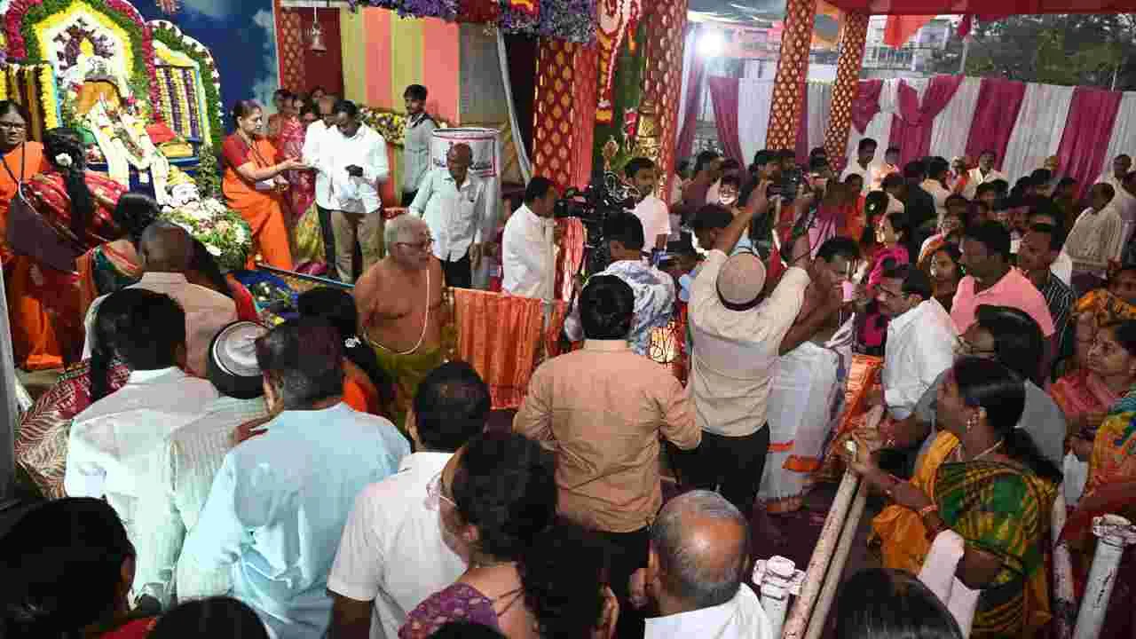 అదిలాబాద్‍లో భక్తులతో కిటకిటలాడుతున్నా వెంకటేశ్వరస్వామి ఆలయాలు