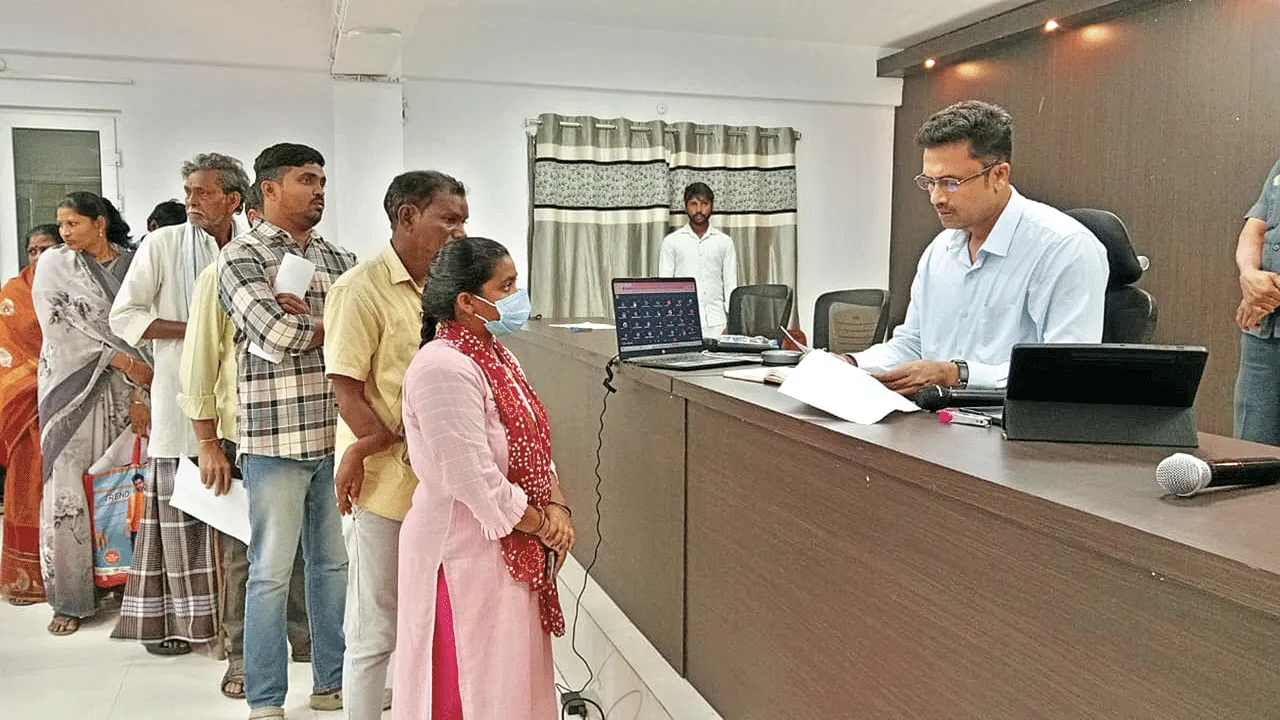 పీజీఆర్ఎస్కు 121 అర్జీలు