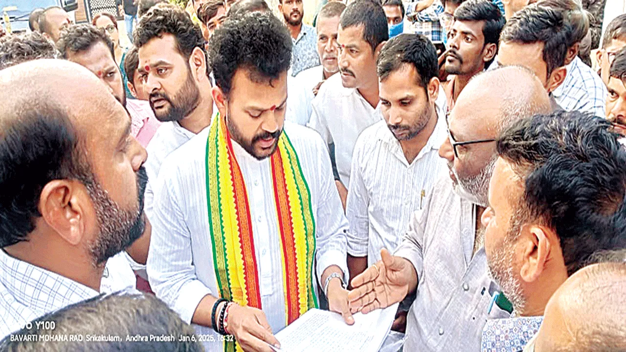 Health assistants : హెల్త్ అసిస్టెంట్లను విధుల్లోకి తీసుకోవాలి