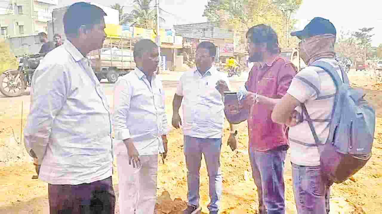 రోడ్డు విస్తరణ పనులు పూర్తిచేయాలి