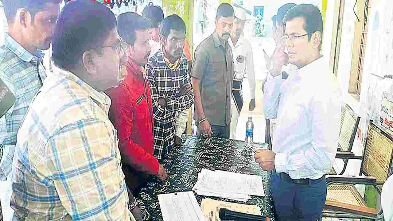 రెవెన్యూ సదస్సులతో భూ సమస్యలకు పరిష్కారం