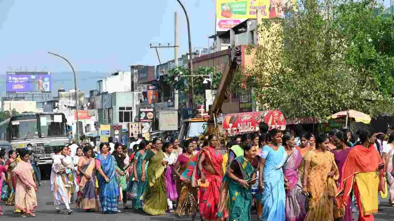 ప్రధాని మోదీ పర్యటన.. జనసంద్రంగా మారిన విశాఖ నగరం..