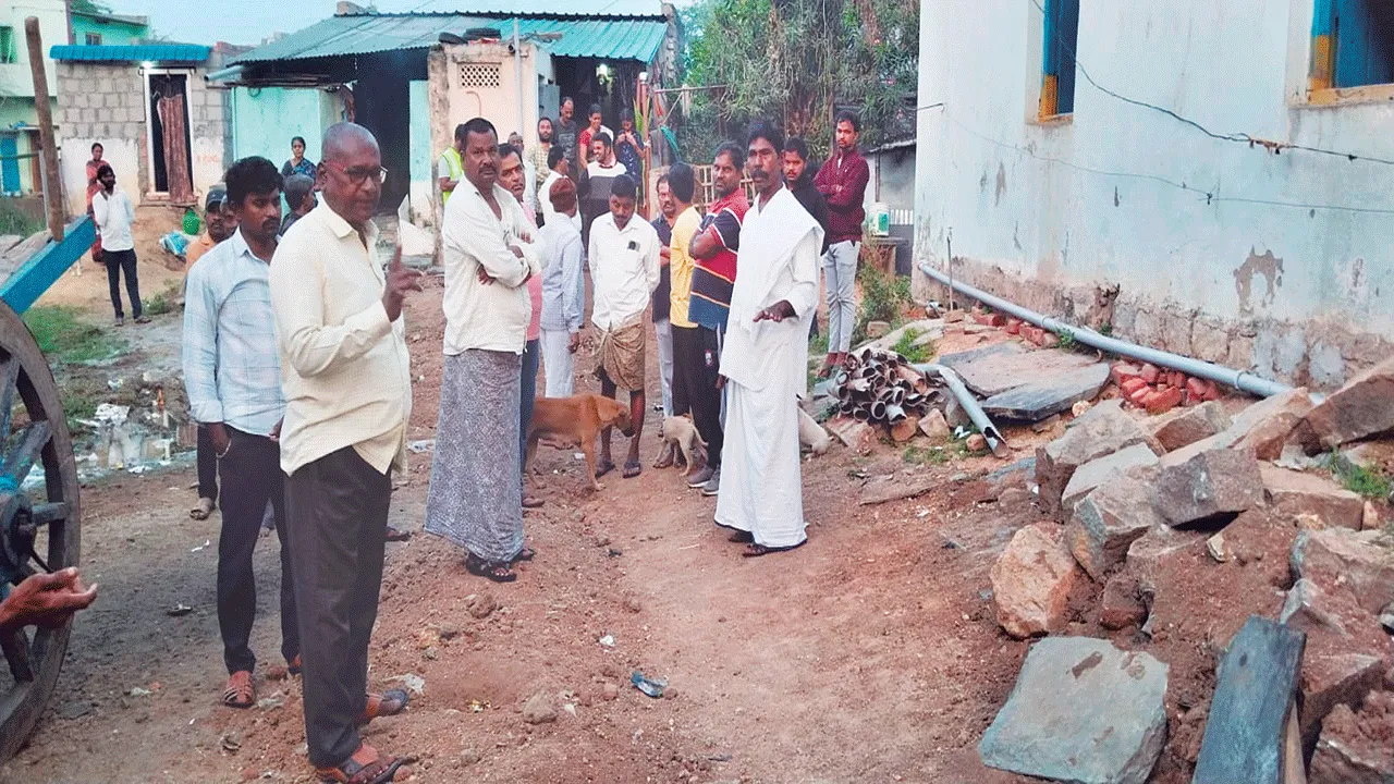 పరిసరాల శుభ్రతకే మొదటి ప్రాధాన్యం