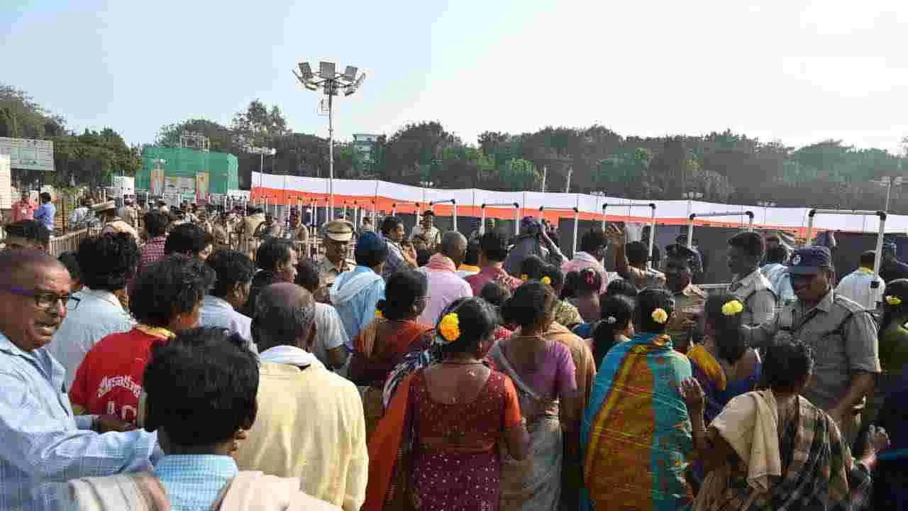 ప్రధాని మోదీ పర్యటన.. జనసంద్రంగా మారిన విశాఖ నగరం..