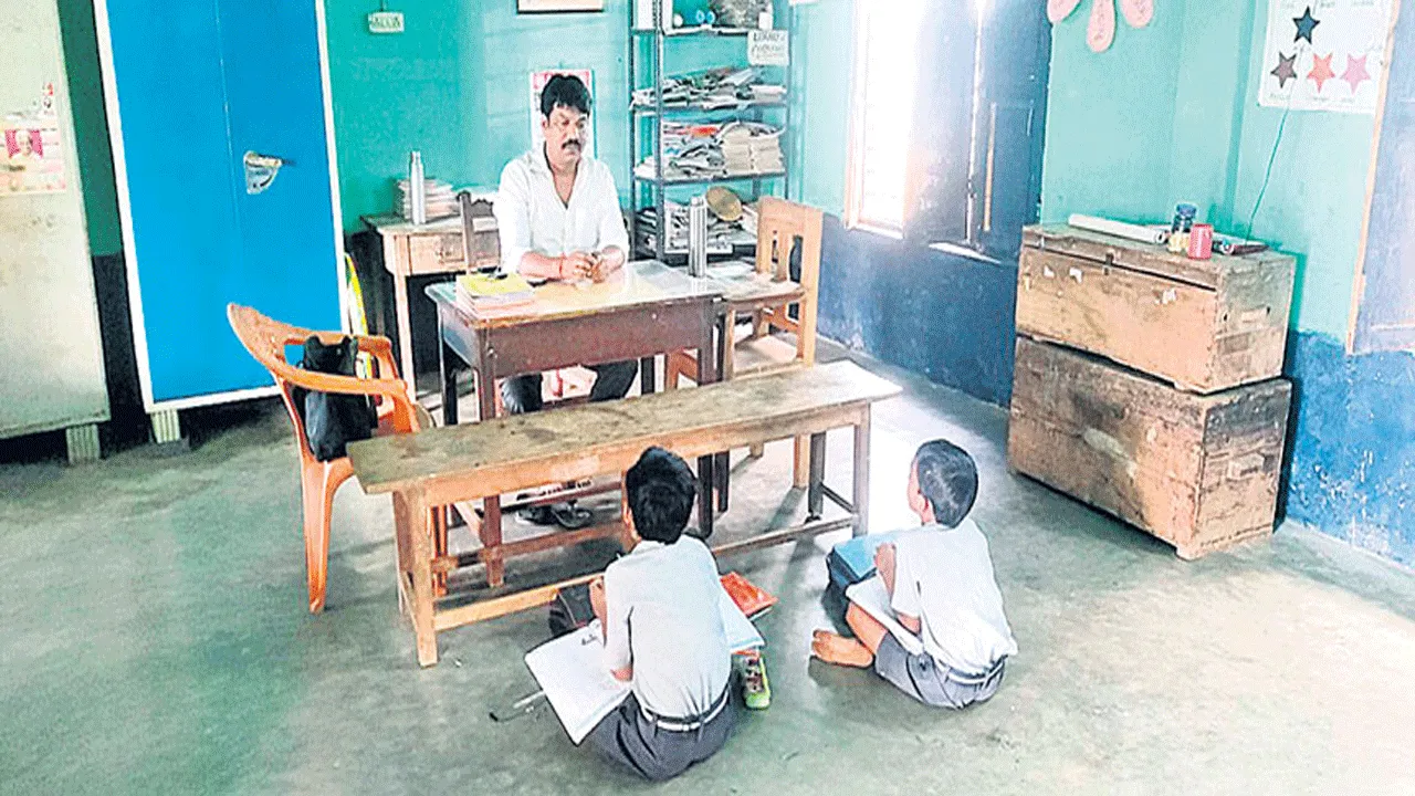 సర్కారీ బడులు వెలవెల!