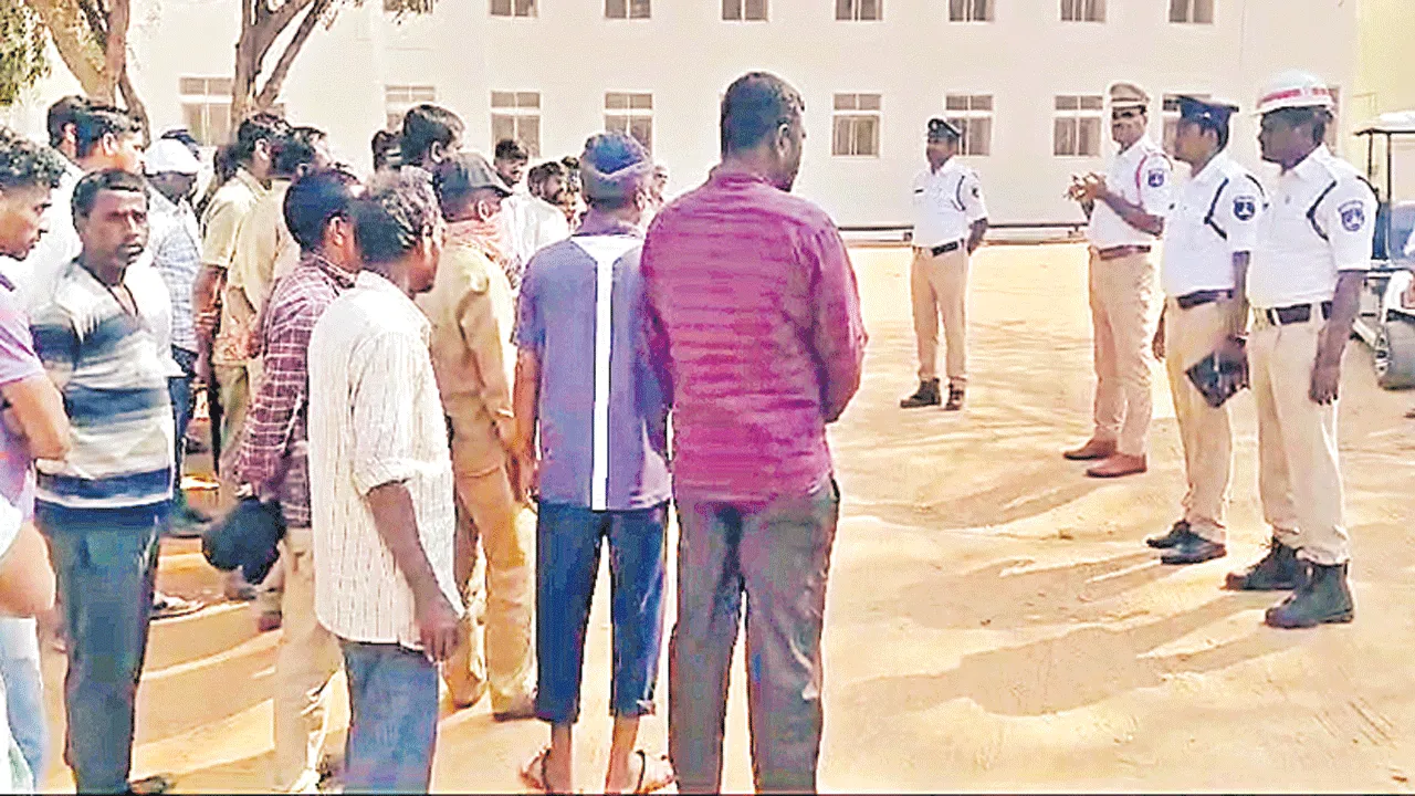 ట్రాఫిక్‌ రూల్స్‌ తప్పక పాటించాలి