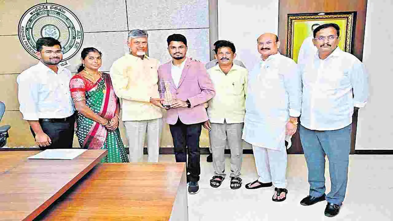 సీఎంను కలిసిన ఇస్రో శాస్త్రవేత్త