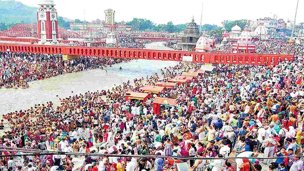 Kumbh Mela : భక్తులకు రంగుల తోవ! 