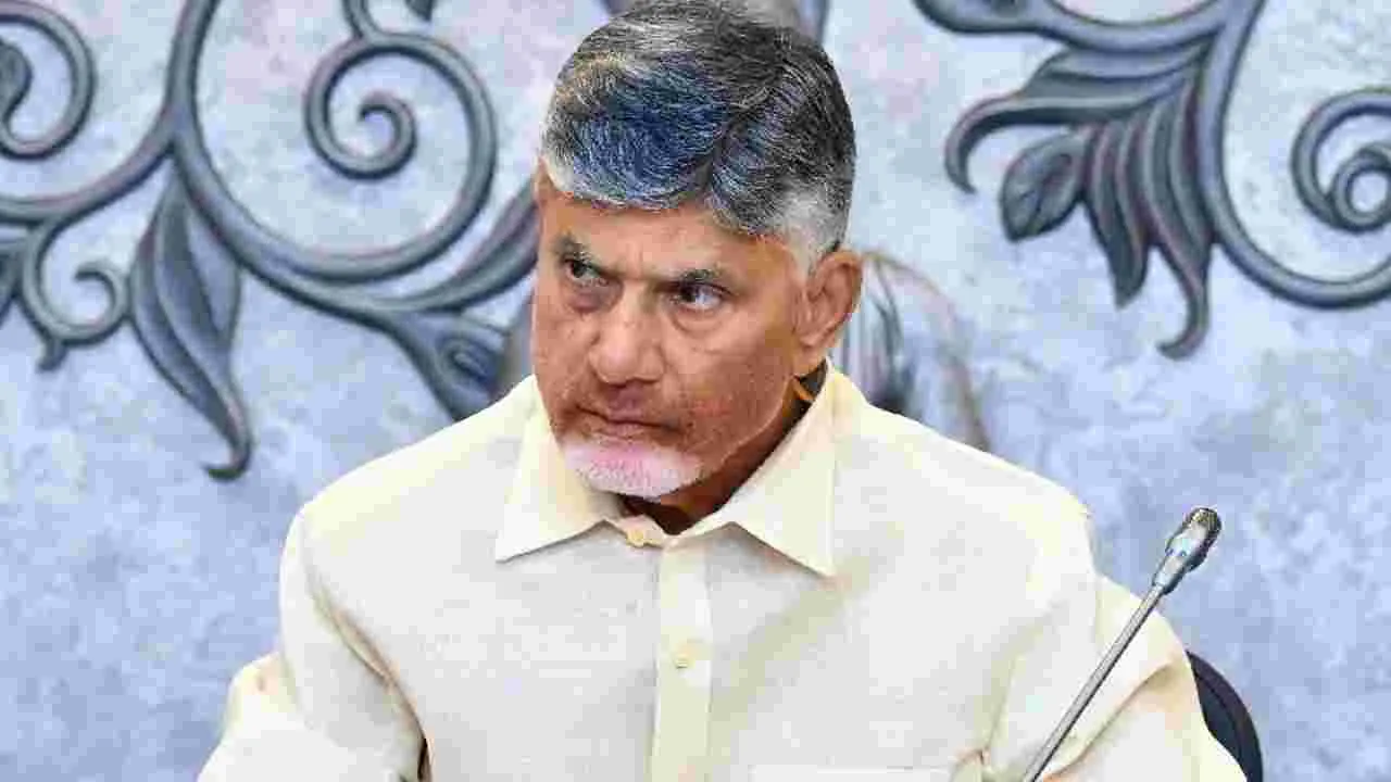 CM Chandrababu:  రెవెన్యూ అధికారులకు సీఎం చంద్రబాబు క్లాస్.. కారణమిదే..