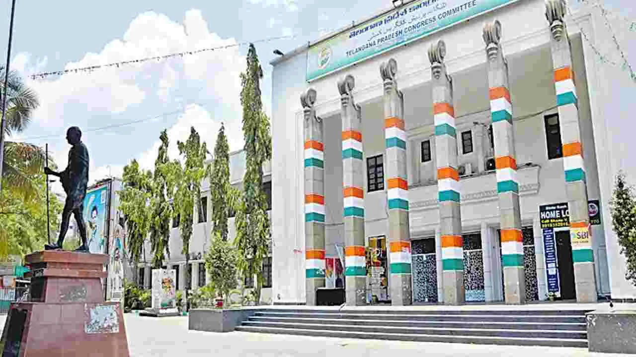 Hyderabad: గాంధీ భవన్ను చుట్టుముట్టిన బీజేపీ శ్రేణులు.. ఫ్లెక్సీలు చింపి.. బాబోయ్..