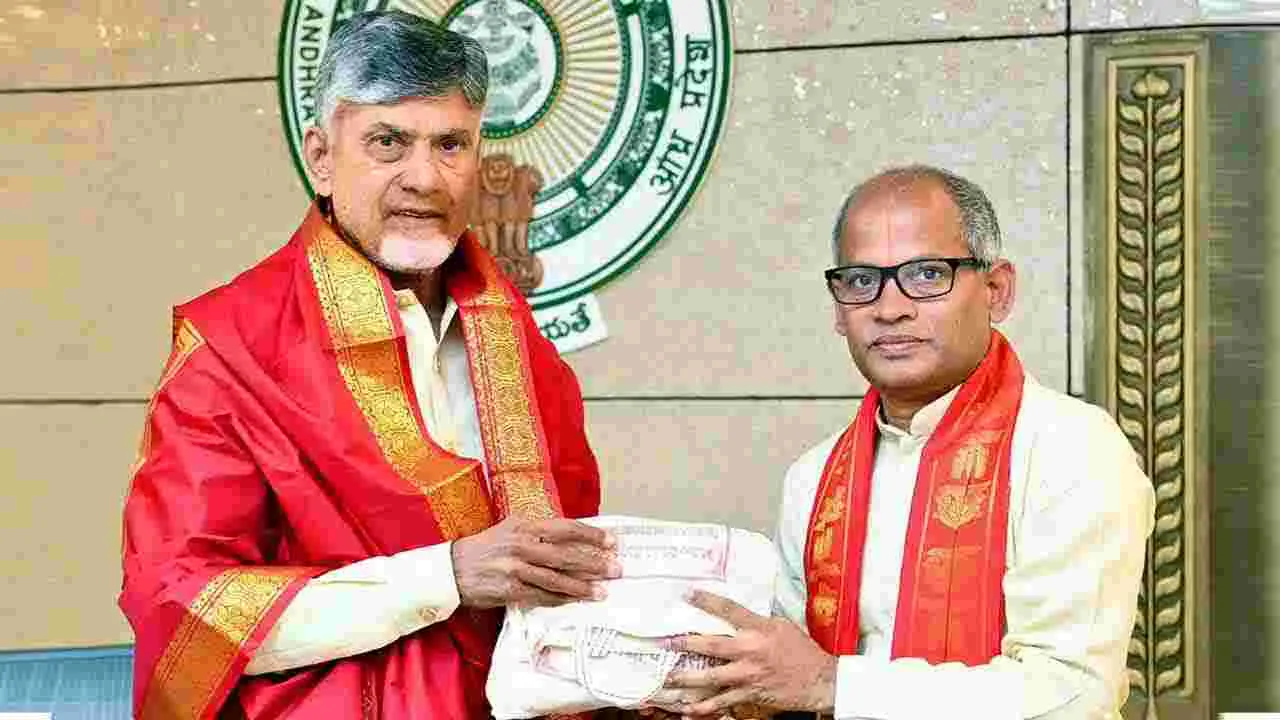 Guntur: సీఎం చంద్రబాబును కలిసిన టీటీడీ అదనపు ఈవో.. విషయం ఏంటంటే..