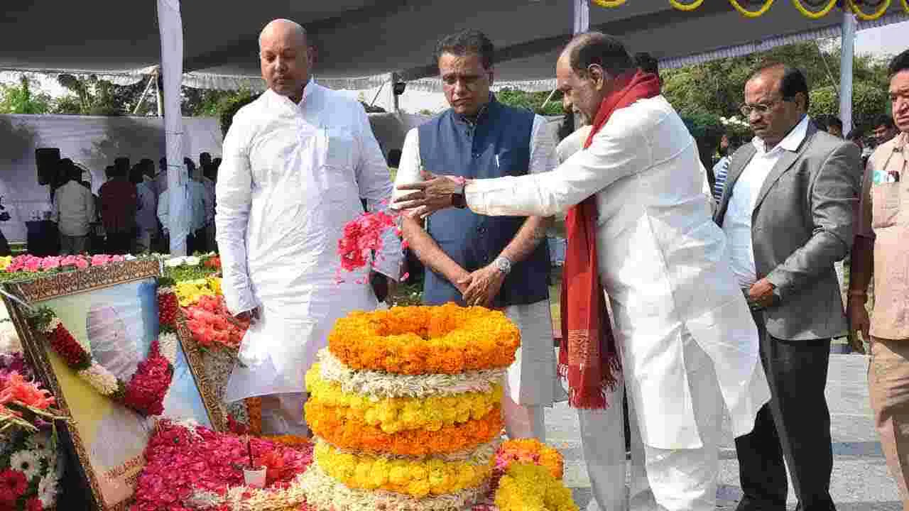 PV Narasimharao: పీవీ నరసింహరావు స్థిత ప్రజ్ఞుడు, బహుభాషాకోవిదుడు... పీవీకి ప్రముఖుల ఘన నివాళులు