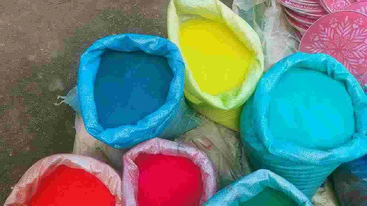 New Year, Sankranti: మార్కెట్లలో న్యూ ఇయర్, సంక్రాంతి సందడి