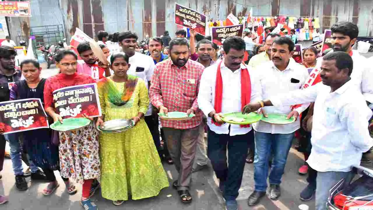 వలంటీర్లను కొనసాగించాలి