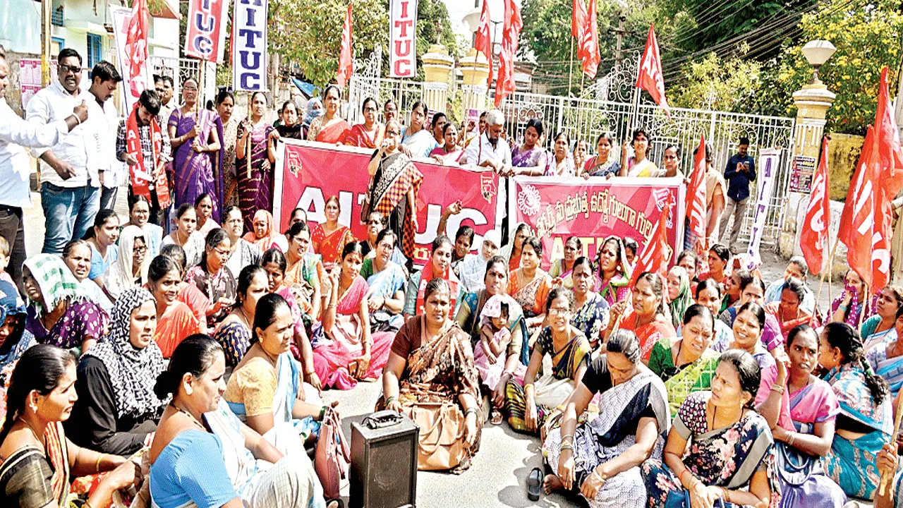 ప్రభుత్వ ఉద్యోగులుగా గుర్తించాలి