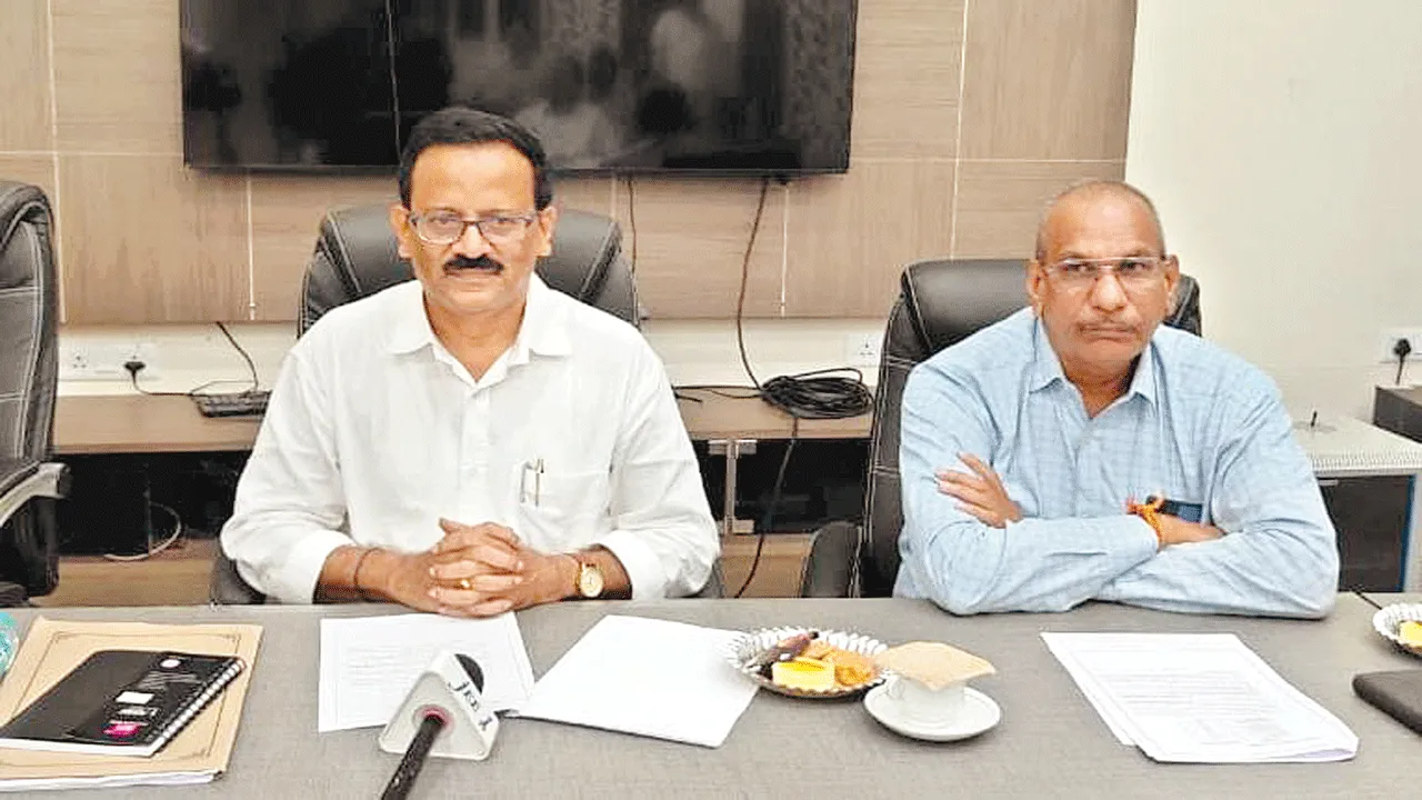 Voters: జిల్లా ఓటర్లు 18,80,065 మంది