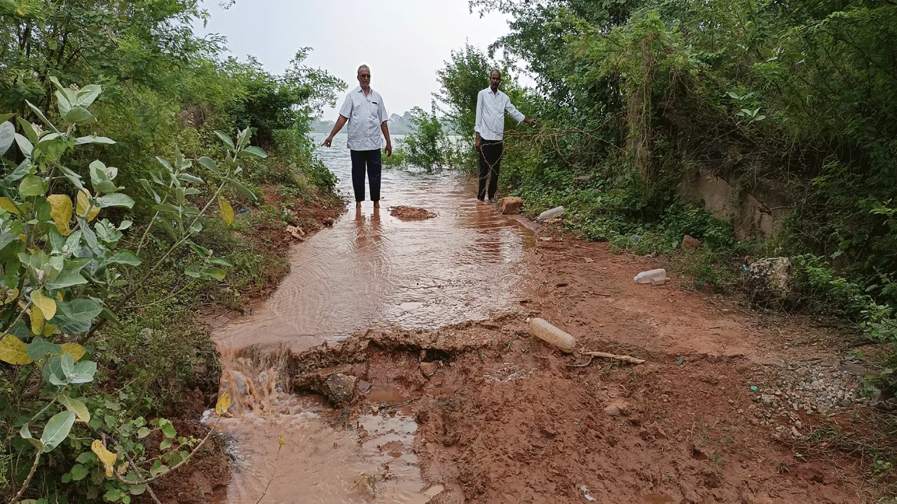 వృథాగా పోతున్న రెడ్డిచెరువు నీరు