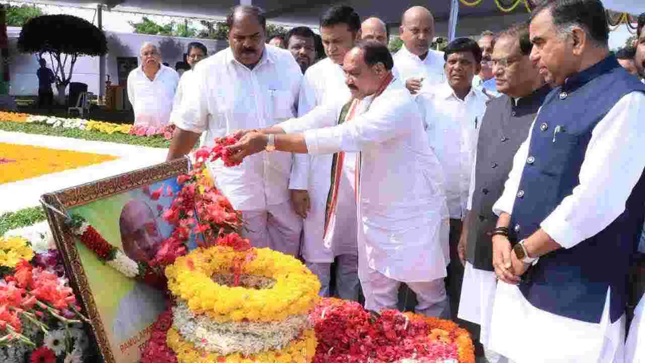 PV Narasimharao: పీవీ నరసింహరావు స్థిత ప్రజ్ఞుడు, బహుభాషాకోవిదుడు... పీవీకి ప్రముఖుల ఘన నివాళులు