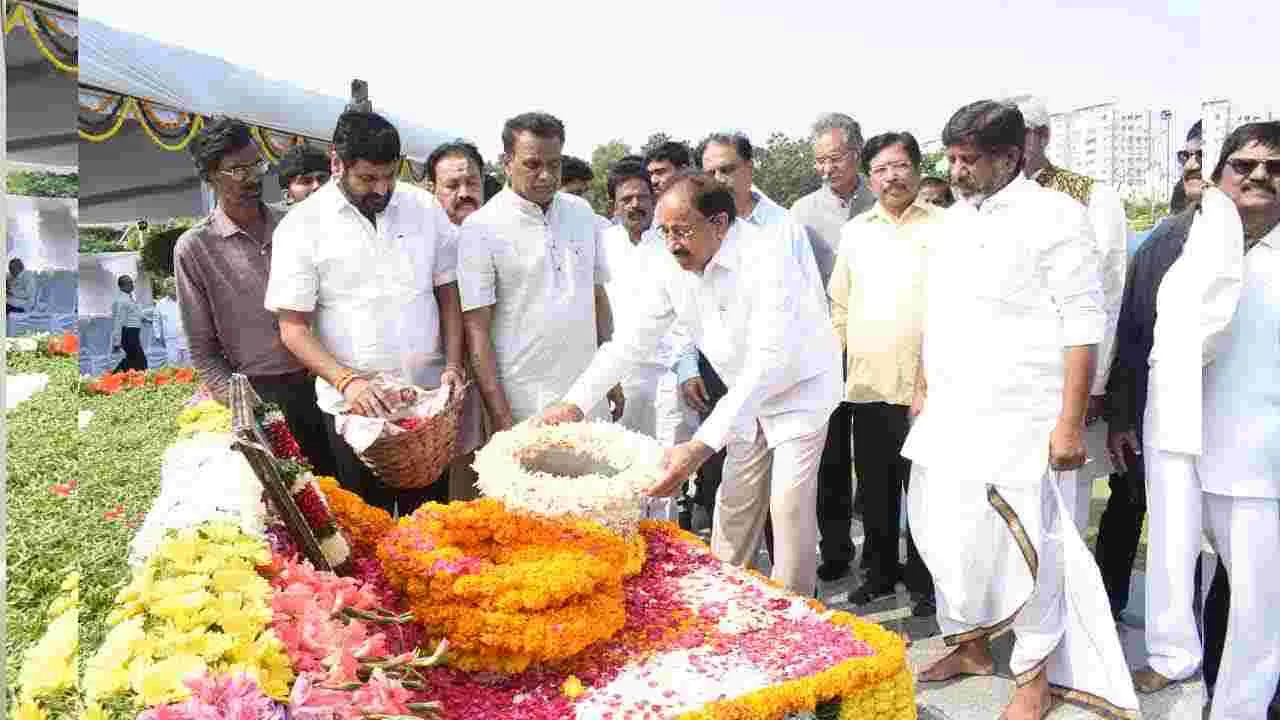 PV Narasimharao: పీవీ నరసింహరావు స్థిత ప్రజ్ఞుడు, బహుభాషాకోవిదుడు... పీవీకి ప్రముఖుల ఘన నివాళులు