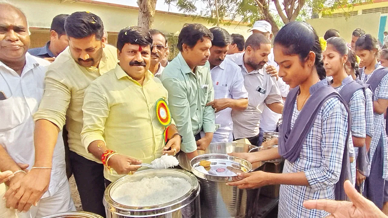 Midday Meal విద్యార్థుల ఆకలి తీర్చడమే సంకల్పం: ఎంజీఆర్