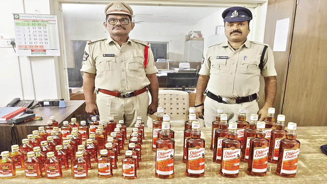 liquor మద్యం తరలిస్తుండగా ఇద్దరి అరెస్ట్